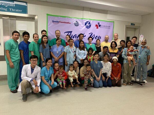Erbe: The team of Cambodian and European physicians, nursing staff and patients at the Khmer Soviet Friendship Hospital in Phnom Penh